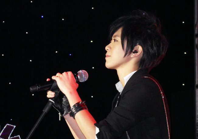 听别人说，张芸京竟然是女的！是不是啊？震惊死我了，我是他/她的歌迷，却不知道他是男是女啊！！！！！！