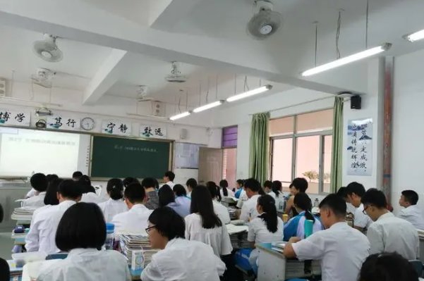 九字在田字格的正确写法