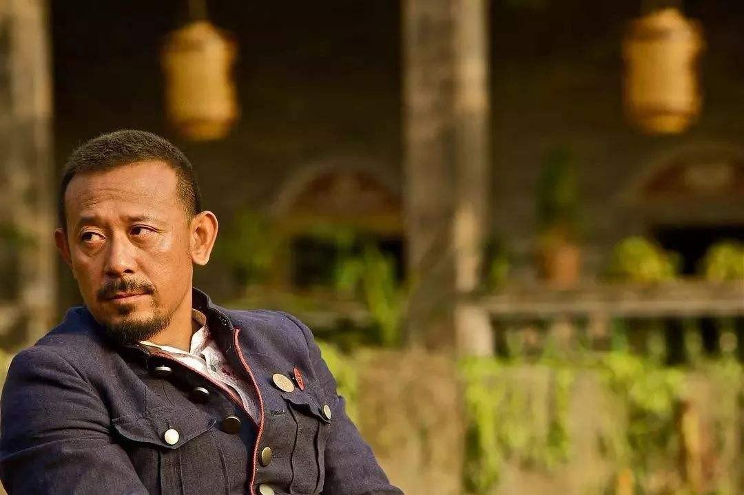 《让子弹飞》中周润发为什么要找替身?