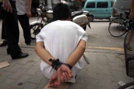 双手被反绑背后一天会怎么样?