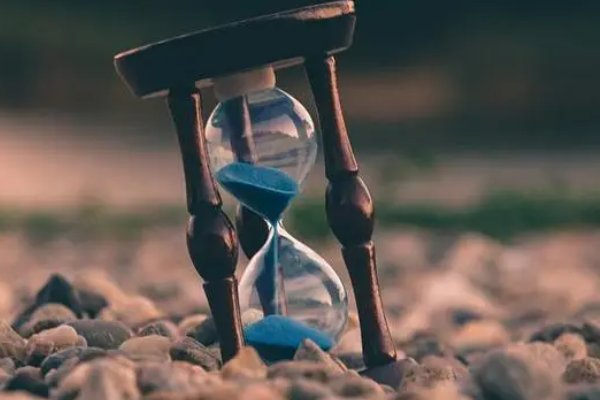 光阴似箭,岁月如梭,蓦然回首下一句是什么？