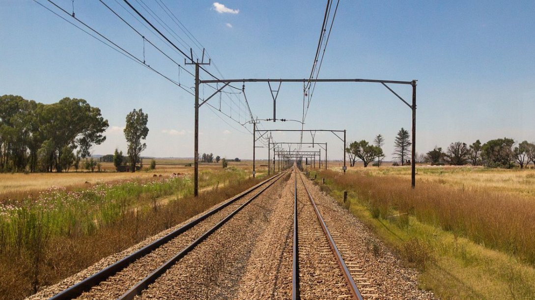 数学中的“无限接近,永不相交”是何意思?