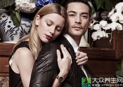 林缨的“总像一名上课迟到的羞怯女生”