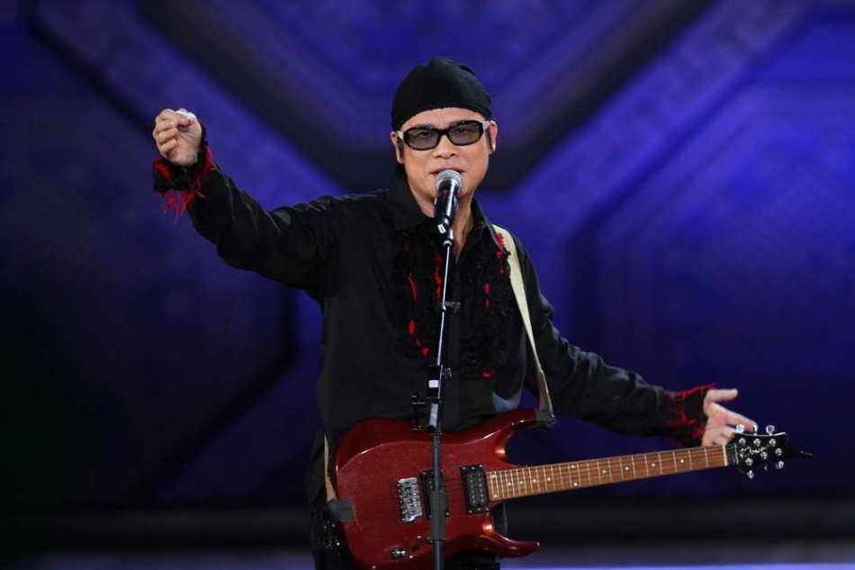 校园歌曲《童年》的词曲作者是？