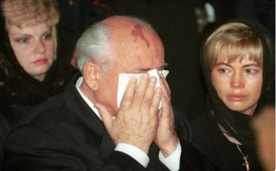 戈尔巴乔夫的头上印着地图吗？