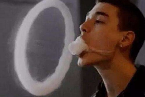 吸烟怎么才能吐出烟圈？