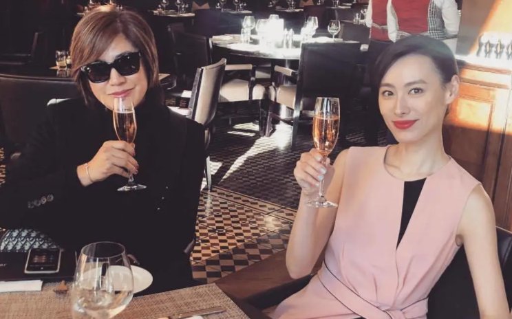 带着与李泽楷的3个儿子生活,别人笑梁洛施“傻”,其实她才厉害,她是谁?