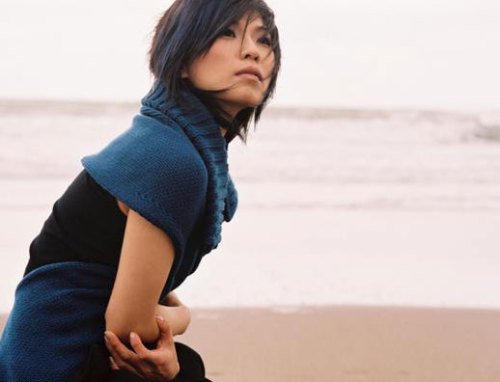 我一个人吃饭，一个人逛街，一个人旅行，那歌名叫什么？