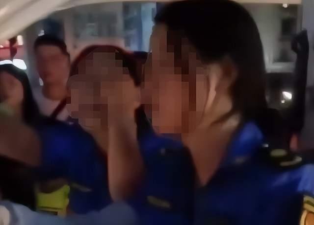 官方通报女城管执法被打哭:展开调查,涉事人员将会被如何追责?