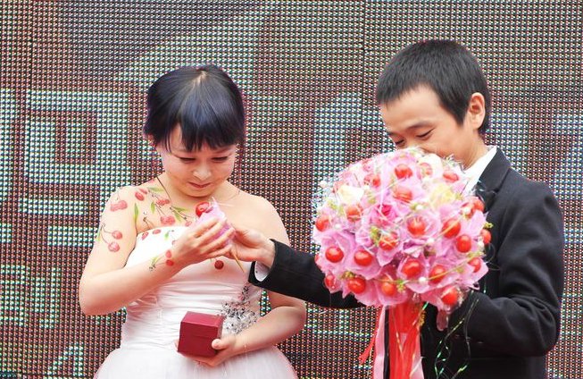 《樱桃红之袖珍妈妈》演员是哪些？