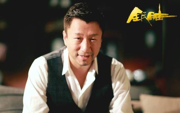 电影《全民目击》中孙红雷饰演的角色为什么非要说出“我会死在龙背墙后”的台词?