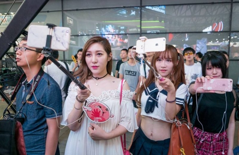 揭秘电商直播带货乱象,直播带货水分最达七成,在直播时买东西该注意什么?