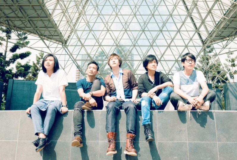 世界纷纷扰扰喧喧闹闹的歌词是哪首歌？