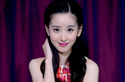 27岁章泽天出席宴会坐主桌，又白又美不输女星，她真的有表面这么风光吗？