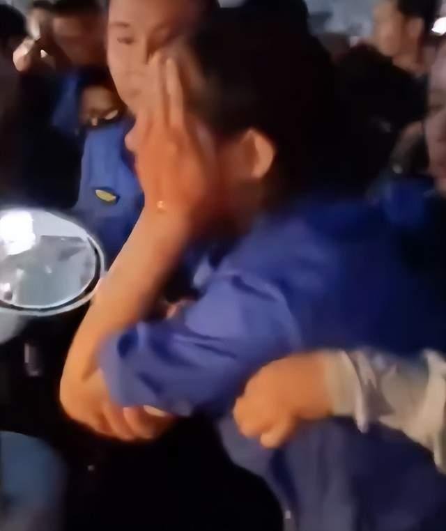 官方通报女城管执法被打哭:展开调查,涉事人员将会被如何追责?