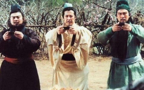 老版三国演义那个谁看见关羽的画像后被吓死了？