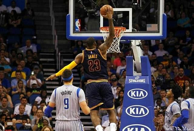 勒布朗·詹姆斯飞跃卢卡斯的空接扣篮,卢卡斯当时什么心理?