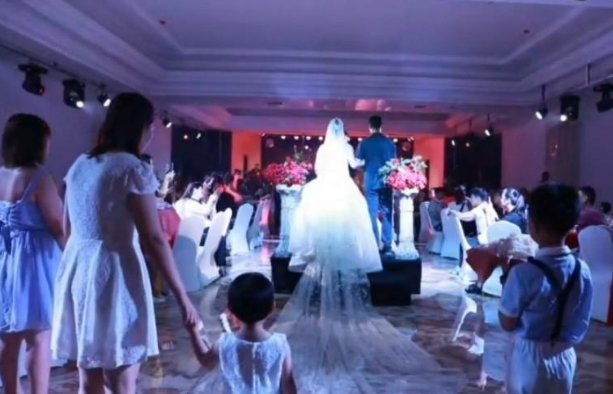 苦等9个月的婚礼视频全是背影,这究竟是怎么回事?