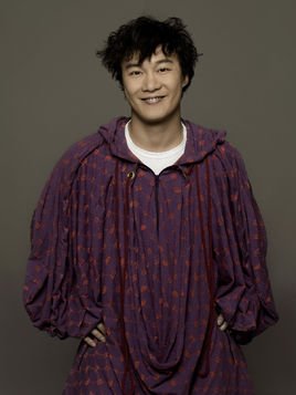 红眼睛悠悠的看着这孤城，这句歌词是哪个歌曲里面的