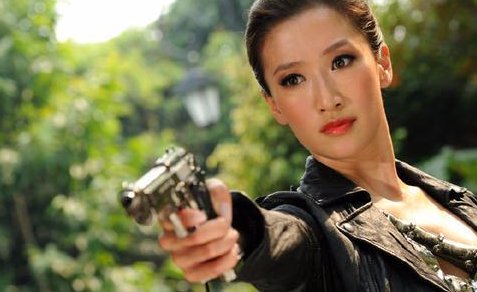 《绝色武器》里的两个女演员是哪两个？