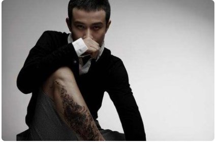 文章与美女挽手过马路疑似新女友，文章的人品如何？