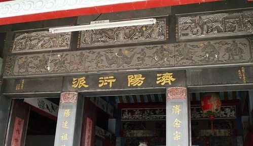 宗祠文化中，宗祠门楣上的“衍派”与“传芳”有何含义？