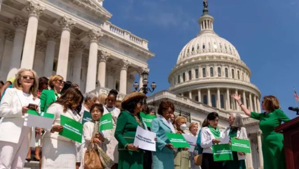 美国国会众议院通过两项保护堕胎权的法案，这意味着什么？