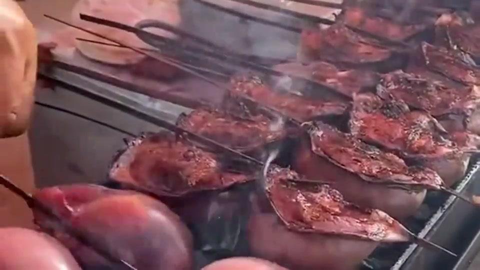 在新疆吃了一种叫塞皮的东西，是烤着吃的，里面塞有羊肉，洋葱，肥肉。味道不错，但不知道这是什么部位？