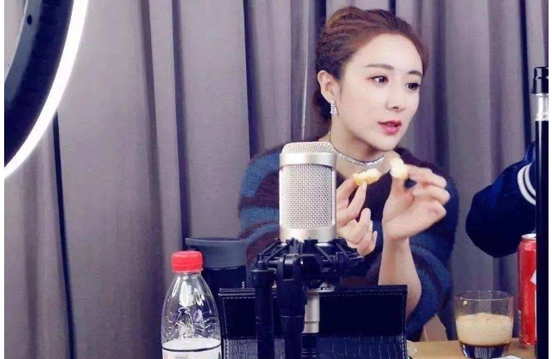 揭秘电商直播带货乱象,直播带货水分最达七成,在直播时买东西该注意什么?