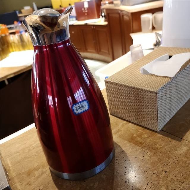 酒店消毒水装茶壶被女子误喝后全身病变，这件事给予我们哪些警示？