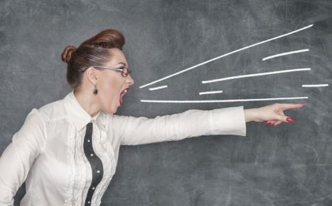 形容生气的二个字的词语