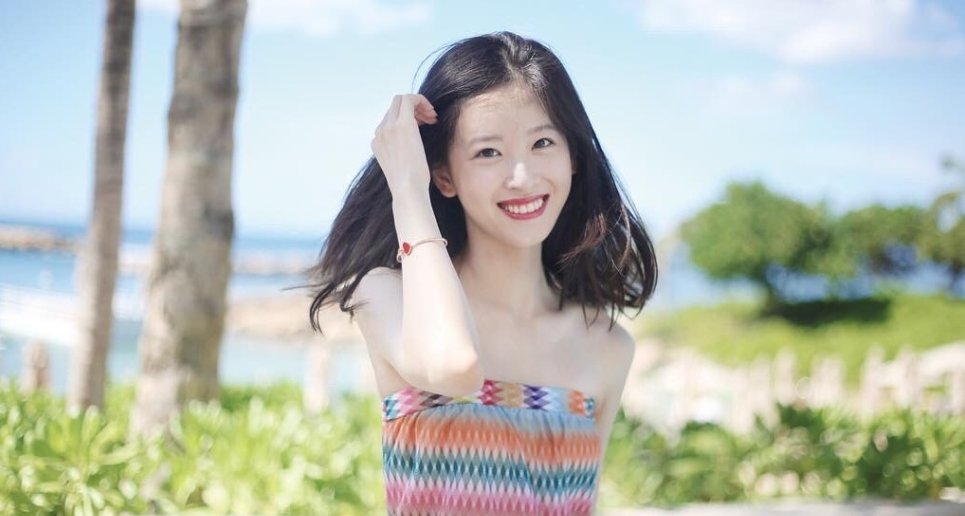 27岁章泽天出席宴会坐主桌，又白又美不输女星，她真的有表面这么风光吗？