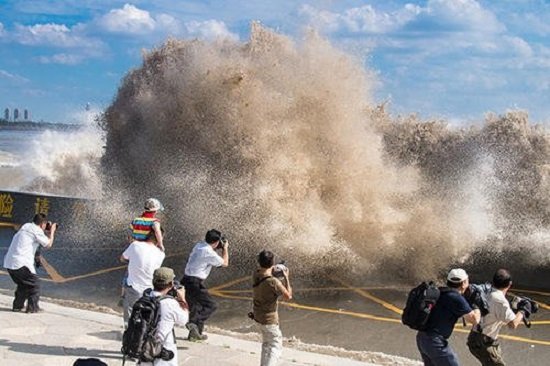 钱塘江潮水形成的回头潮，为何会打翻几位观潮的群众？