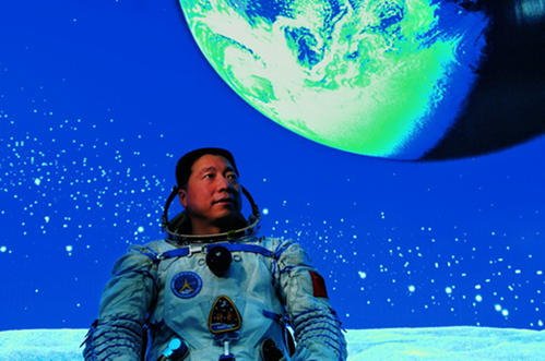 如何给杨利伟写颁奖词？