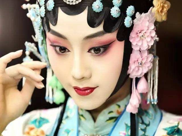 京剧花旦王梦婷想拜师德云社,你觉得京剧能和相声融合吗?