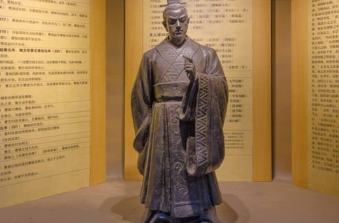 在三国演义中曹植是怎么死的？