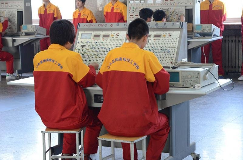 技校一年学费多少?