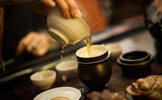 风流茶说合，酒是色媒人。是什么意思