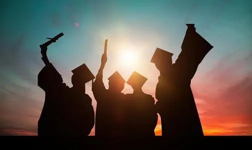 吉首大学一位教师寄语毕业生“站直了,别趴下”,这番话为何会让全网泪目?