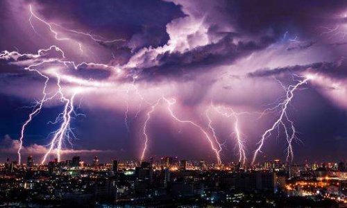 打雷时能玩电脑吗？为什么