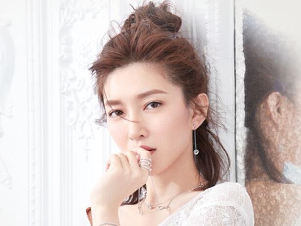 恋爱先生中罗月的扮演者是