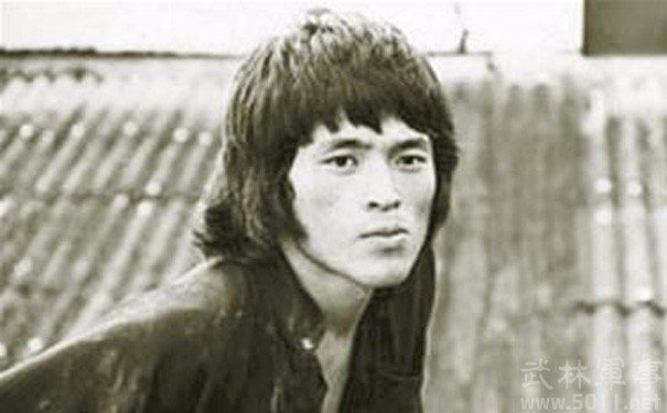 想问一下专家，李小龙到底有没有打过黑市拳赛，有没有和黑市拳高手唐龙比过武，黑市拳里的唐龙和在《死亡