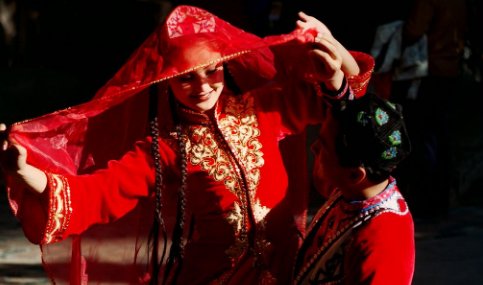 《掀起你的盖头来》是哪个民族的民歌?