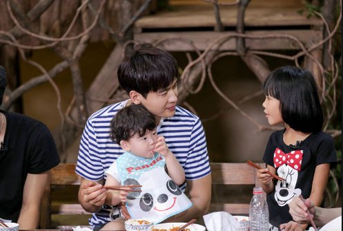 《闪亮的爸爸》张静蕾的爸爸为何坐牢