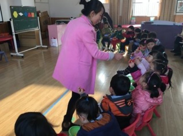 湖北一幼师教唆全班围攻女孩,警方介入调查,此事有何最新进展?