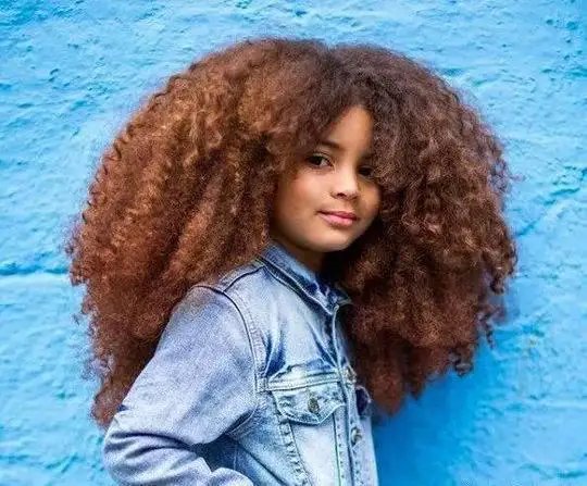 6岁女孩天生爆炸头称不想上学!这爆炸头是什么原因造成的?