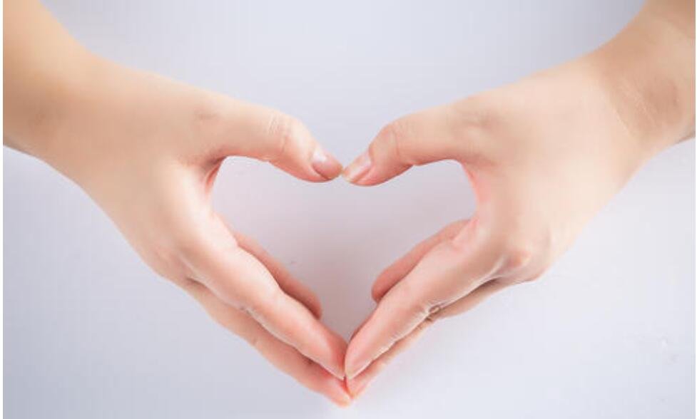 手语中表示‘爱’的动作,为什么是那样表示、有什么含义?