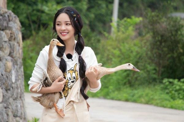 李莎旻子隔壁老樊恋情曝光，为何网友说这是塌房无伤的恋情？