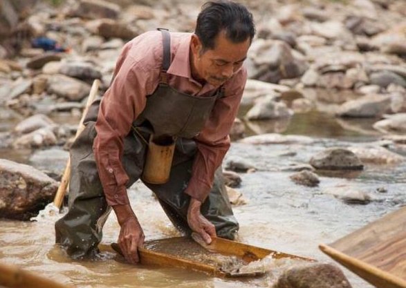 用什么方法将金子从沙里淘出来？