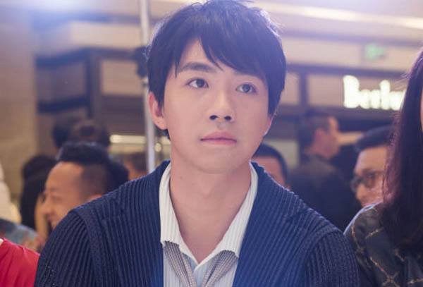 谁可以给我《一个人的浪漫》的钢琴简谱,要数字那的